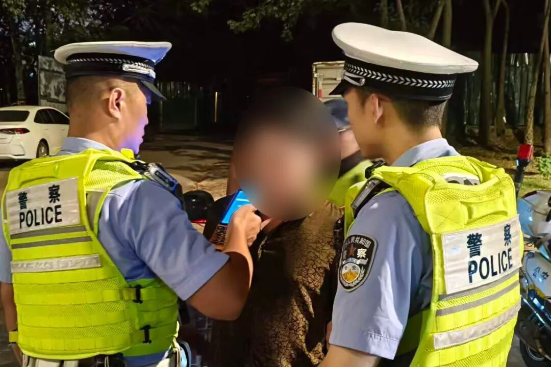 福州交警国庆夜查曝光!多名酒驾司机当街被抓,车主速自查(图5) 福州交警国庆夜查曝光!多名酒驾司机当街被抓,车主速自查(图5)