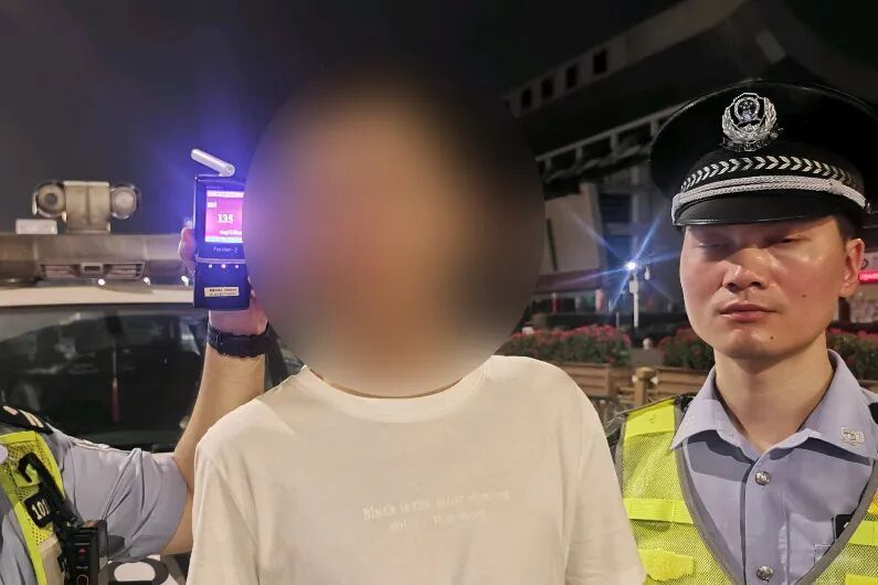 福州交警国庆夜查曝光!多名酒驾司机当街被抓,车主速自查(图7) 福州交警国庆夜查曝光!多名酒驾司机当街被抓,车主速自查(图7)