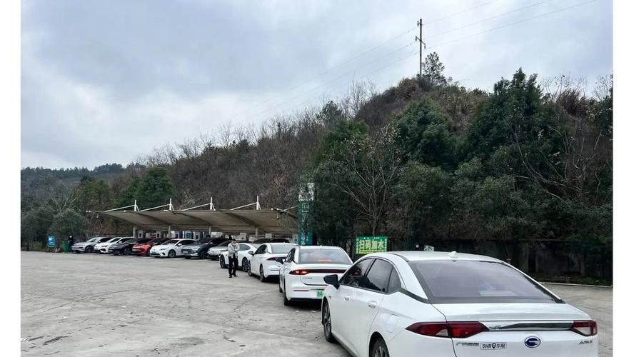 国庆高速充电难?取号排队+移动桩缓解,电车出行补能新招数(图1) 国庆高速充电难?取号排队+移动桩缓解,电车出行补能新招数(图1)