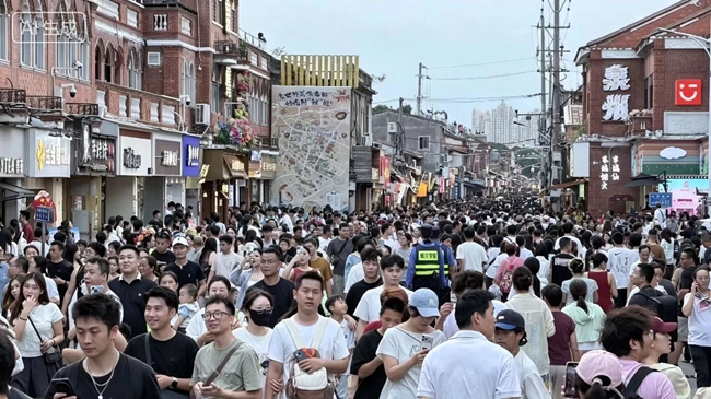 国庆泉州古城攻略:西街中山路人流爆满,闽式生活体验指南(图1) 国庆泉州古城攻略:西街中山路人流爆满,闽式生活体验指南(图1)
