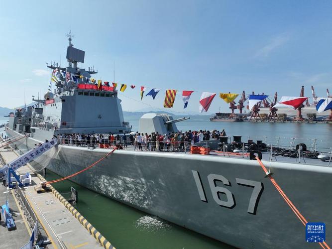 福州舰回家乡,城舰共建活动启动,书记市长登舰参观致敬海军官兵(图2) 福州舰回家乡,城舰共建活动启动,书记市长登舰参观致敬海军官兵(图2)