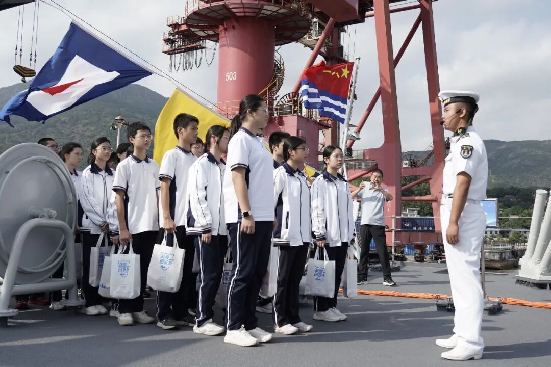 福州舰回娘家开放参观,市民学生排队登舰,感受家乡骄傲的军舰(图2) 福州舰回娘家开放参观,市民学生排队登舰,感受家乡骄傲的军舰(图2)