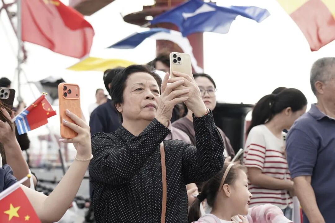 福州舰回娘家开放参观,市民学生排队登舰,感受家乡骄傲的军舰(图3) 福州舰回娘家开放参观,市民学生排队登舰,感受家乡骄傲的军舰(图3)