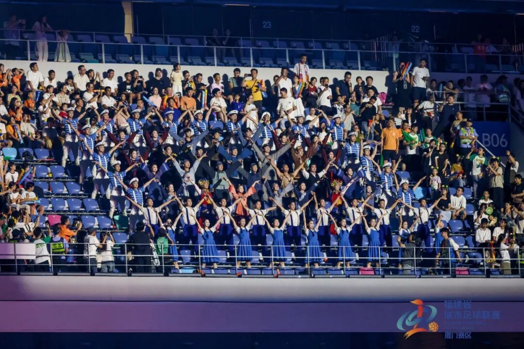 闽超决赛:福州2-1绝杀厦门夺冠 白鹭体育场5.3万人破纪录现场燃爆(图11) 闽超决赛:福州2-1绝杀厦门夺冠 白鹭体育场5.3万人破纪录现场燃爆(图11)