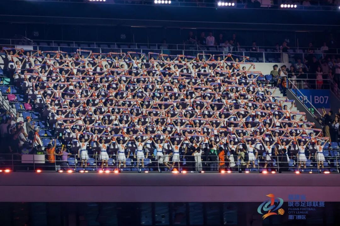 闽超决赛:福州2-1绝杀厦门夺冠 白鹭体育场5.3万人破纪录现场燃爆(图12) 闽超决赛:福州2-1绝杀厦门夺冠 白鹭体育场5.3万人破纪录现场燃爆(图12)