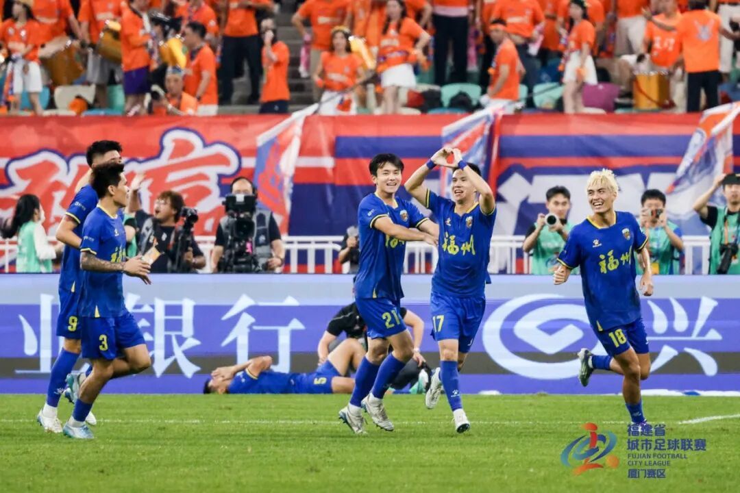 闽超决赛:福州2-1绝杀厦门夺冠 白鹭体育场5.3万人破纪录现场燃爆(图14) 闽超决赛:福州2-1绝杀厦门夺冠 白鹭体育场5.3万人破纪录现场燃爆(图14)