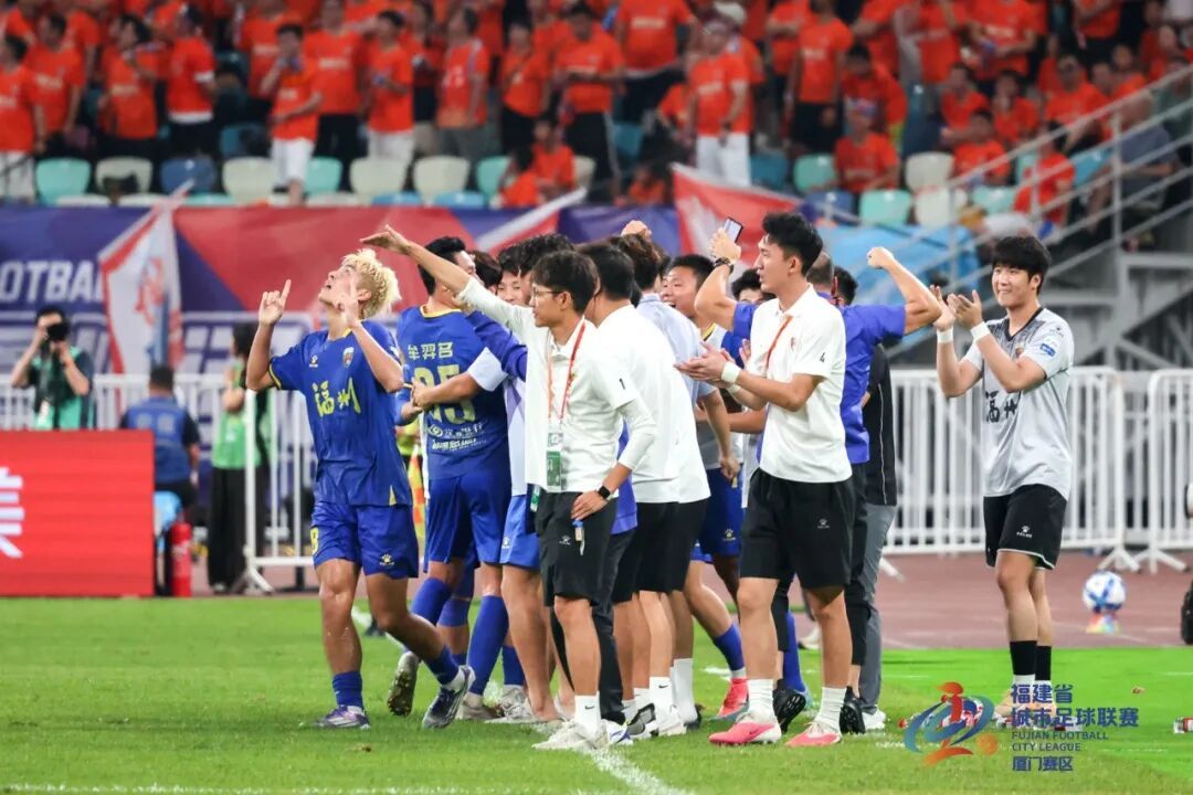 闽超决赛:福州2-1绝杀厦门夺冠 白鹭体育场5.3万人破纪录现场燃爆(图19) 闽超决赛:福州2-1绝杀厦门夺冠 白鹭体育场5.3万人破纪录现场燃爆(图19)