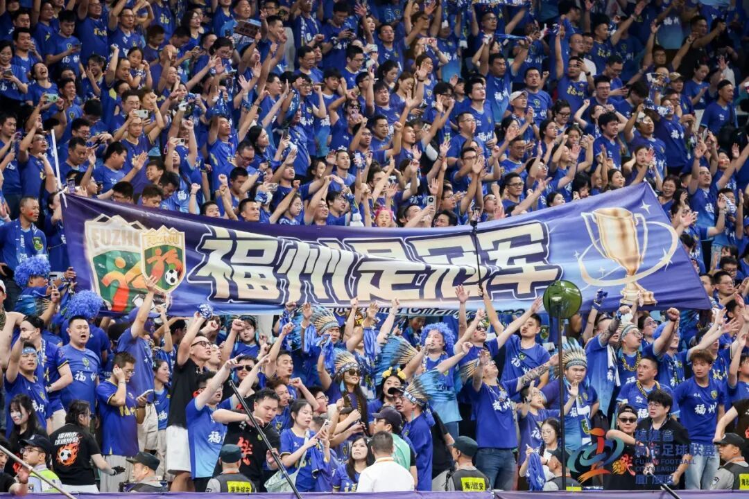 闽超决赛:福州2-1绝杀厦门夺冠 白鹭体育场5.3万人破纪录现场燃爆(图21) 闽超决赛:福州2-1绝杀厦门夺冠 白鹭体育场5.3万人破纪录现场燃爆(图21)