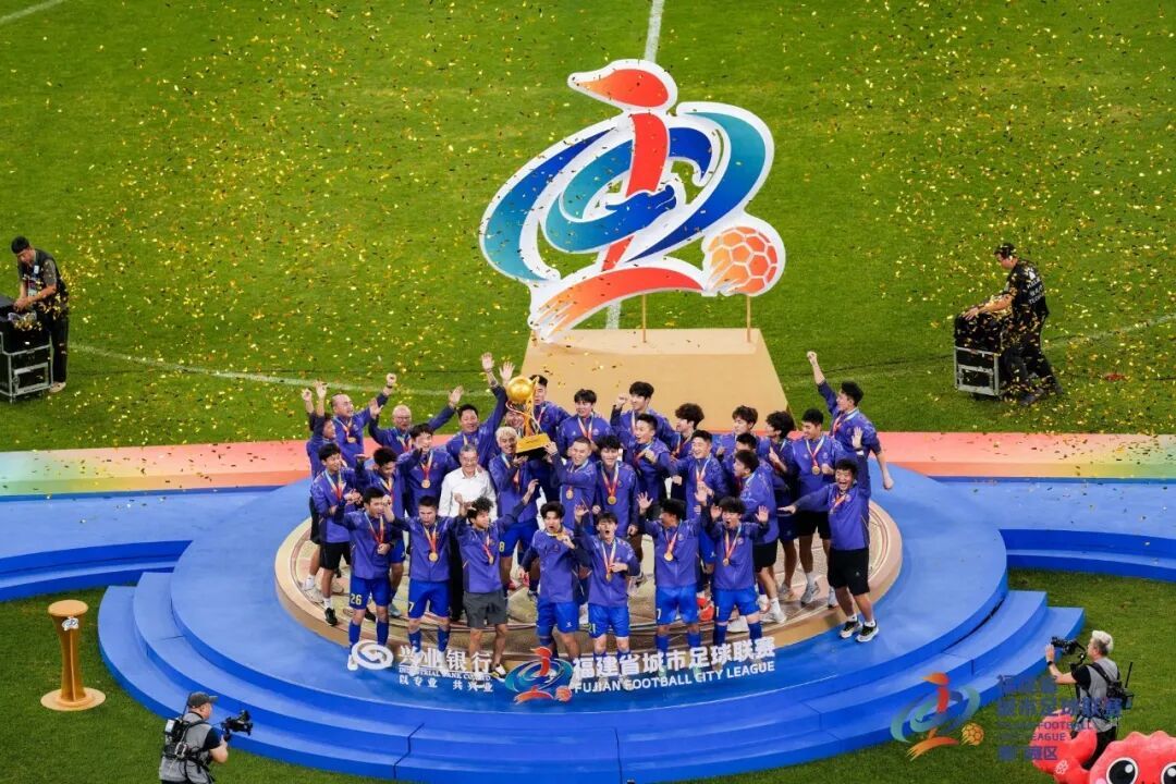 闽超决赛:福州2-1绝杀厦门夺冠 白鹭体育场5.3万人破纪录现场燃爆(图25) 闽超决赛:福州2-1绝杀厦门夺冠 白鹭体育场5.3万人破纪录现场燃爆(图25)
