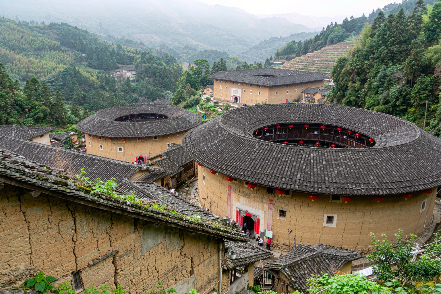 福建土楼:大山里怎么长出一圈圈住上百人的夯土楼(图2) 福建土楼:大山里怎么长出一圈圈住上百人的夯土楼(图2)