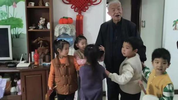 福建莆田老人小孩一起过重阳节，社区关爱一老一小太暖了(图2)