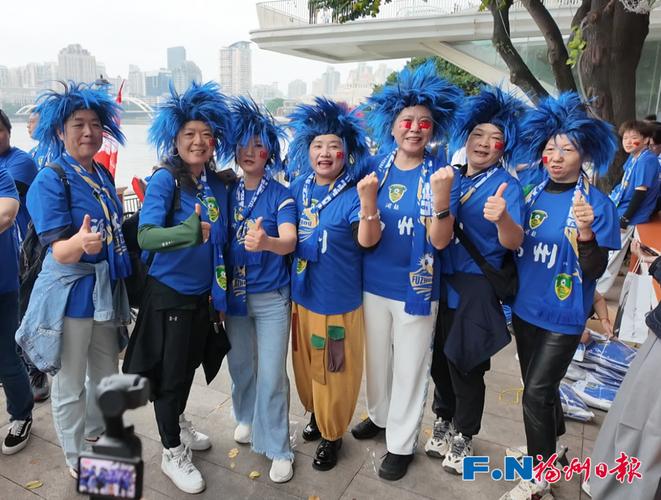 闽超夺冠!福州队答谢球迷,中洲岛蓝旗助威太燃(图1) 闽超夺冠!福州队答谢球迷,中洲岛蓝旗助威太燃(图1)