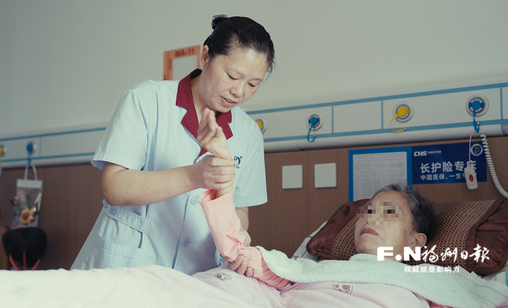 一人失能全家垮?福州长护险怎么申请,省钱又省力(图1) 一人失能全家垮?福州长护险怎么申请,省钱又省力(图1)