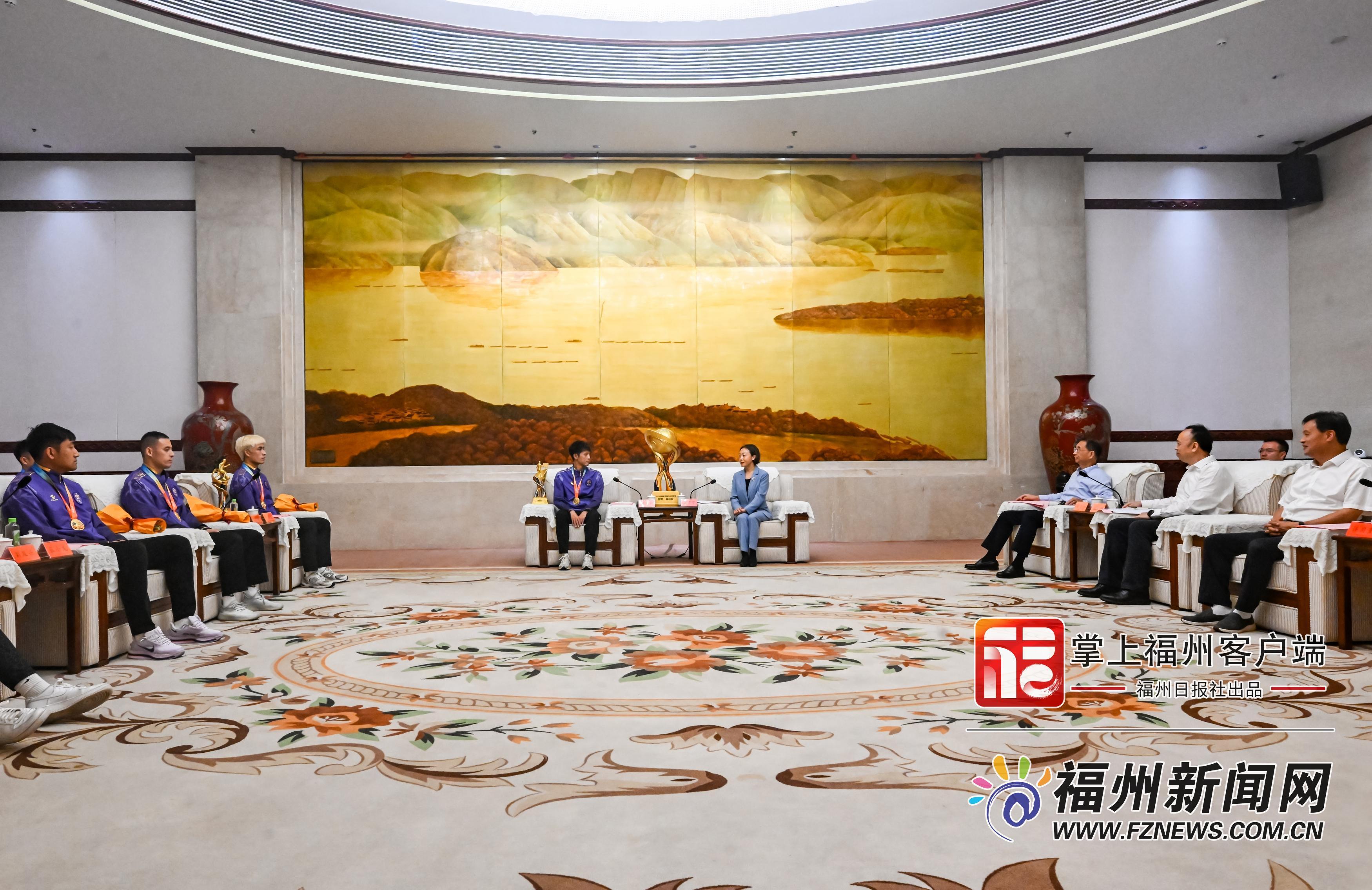 福州队夺冠!郭宁宁市长会见闽超冠军球队,共庆荣耀时刻(图1) 福州队夺冠!郭宁宁市长会见闽超冠军球队,共庆荣耀时刻(图1)