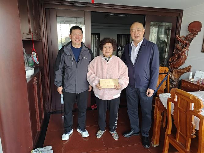 秦海翔慰问福州老领导(图2)