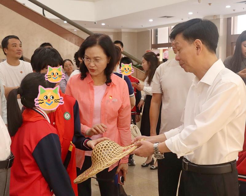长征90周年主题展 福建助残志愿者带视障学生触摸红色历史(图2) 长征90周年主题展 福建助残志愿者带视障学生触摸红色历史(图2)