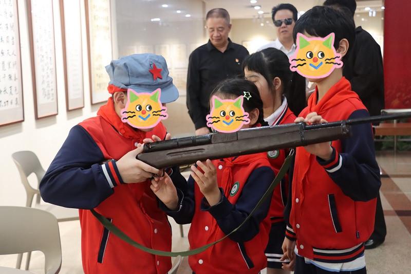 长征90周年主题展 福建助残志愿者带视障学生触摸红色历史(图3) 长征90周年主题展 福建助残志愿者带视障学生触摸红色历史(图3)