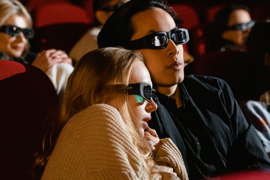 用3D眼镜就能产生裸眼3D效果(图1) 用3D眼镜就能产生裸眼3D效果(图1)