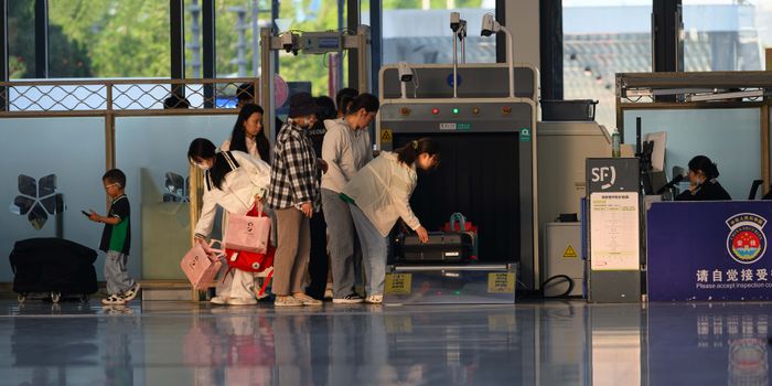 张颂文罕见黑脸了#机场被粉丝塞礼物当场喊话不要(图1) 张颂文罕见黑脸了#机场被粉丝塞礼物当场喊话不要(图1)