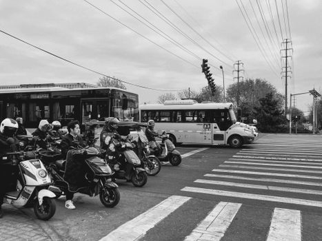 东街口“飞行骑”路口率先上线电动车掉头车道(图1) 东街口“飞行骑”路口率先上线电动车掉头车道(图1)