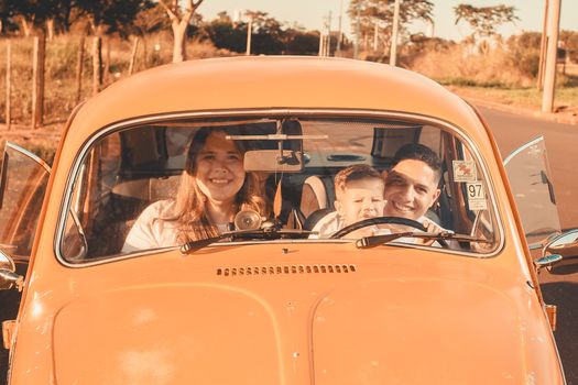 一家三口同框母子俩一起上了车(图1) 一家三口同框母子俩一起上了车(图1)