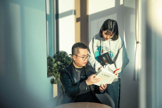 情感共鸣技巧：包容与让步，异地恋沟通之道(图1)
