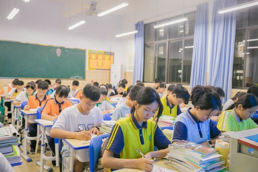 《2023年轻人开学季读书报告》显示:速读内容同质化趋势(图1) 《2023年轻人开学季读书报告》显示:速读内容同质化趋势(图1)
