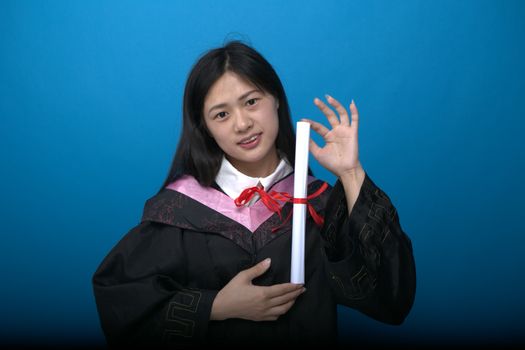 朱玲玲陪儿子霍启刚领取香港大学颁授荣誉奖(图1) 朱玲玲陪儿子霍启刚领取香港大学颁授荣誉奖(图1)