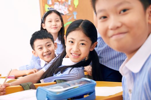 禁止背书包回家,孩子就轻松了?(图1) 禁止背书包回家,孩子就轻松了?(图1)