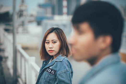 “尴尬瞬间”:被异性“面对面”盯着看(图1) “尴尬瞬间”:被异性“面对面”盯着看(图1)
