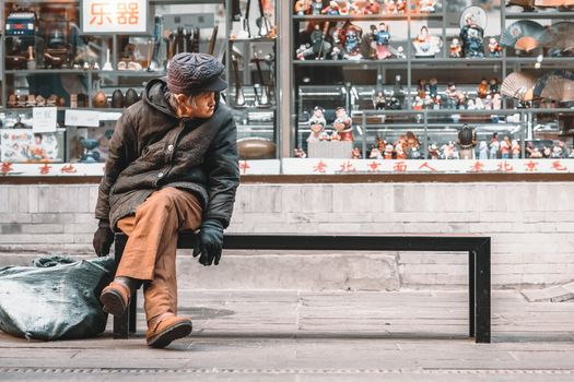 靳东回应网络管理混乱,也要思考中老年人情感满足需求(图1) 靳东回应网络管理混乱,也要思考中老年人情感满足需求(图1)
