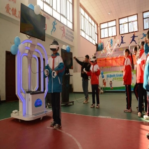 “中小学生体验科技融合劳动：机器人种菜与VR养牛”