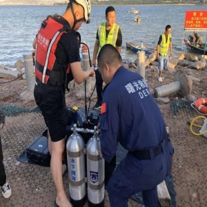 六旬老人勇救两名落水孩童 厦门海边惊险一幕