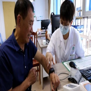 老人戴智能手环，健康数据实时监控，长汀县医院大屏守护