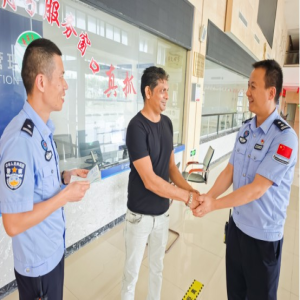 平潭边检紧急开启便捷通道，协助船员应对家庭突发状况