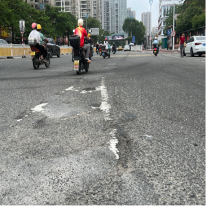 福建莆田小学旁道路破损，家长接送不便，市政承诺将及时修复