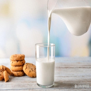 牛奶晚上几点喝最好？晚餐后1小时或睡前半小时最合适