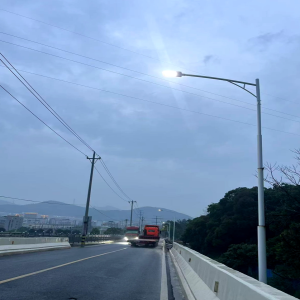 路灯不亮300米，学生工人夜行险，现已修复亮灯