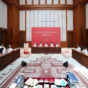 省委书记参加党支部组织生活，带头学习习近平讲话精神