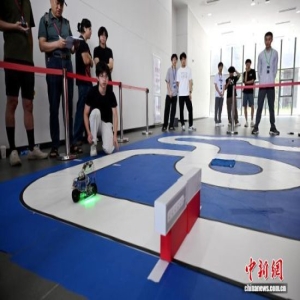 两岸青年福州同场竞技 人工智能机器人赛火热