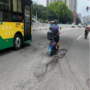 莆田万达天桥下路面坑洼，骑手易摔倒，车主注意避让