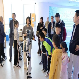 福州首个大型智能机器人研学基地开放，青少年可实操体验