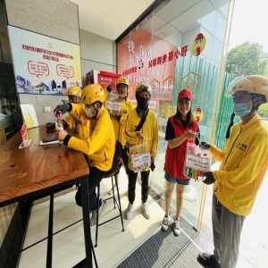 外卖小哥高温天跑单，驿站送凉茶解渴祛暑