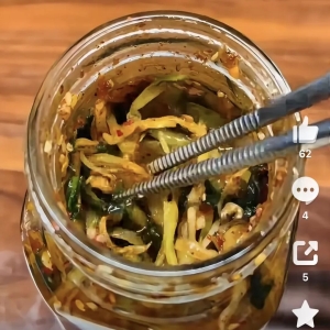 老人吃过期腌菜中毒！亚硝酸盐中毒有多危险