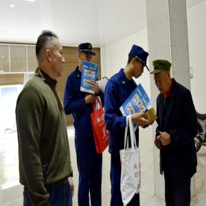 老村医带家庭医生和消防员上门，居民都认识他