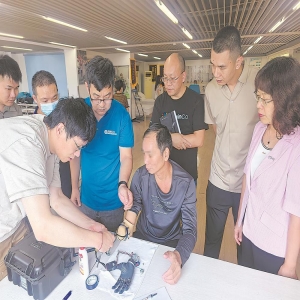 智能仿生假肢免费装！福建肢残人士首批体验，行走更轻松