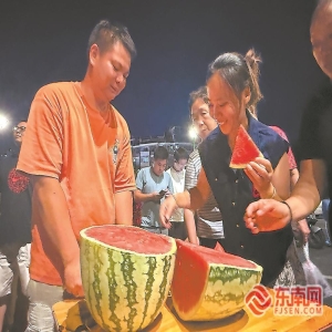 福州夜市现公益卖瓜，江西小伙吴夺红为河南瓜农解愁