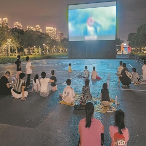 漳州夏夜消暑新玩法：江边垂钓观影，街坊手鼓欢唱