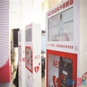 厦门校园AED成功救人，公共场所配置急救设备关键时刻