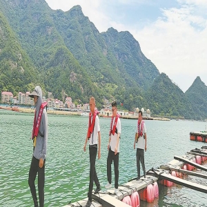 <strong>台风逼近，村干部海上渔排逐户排查，确保养殖人员全部撤</strong>